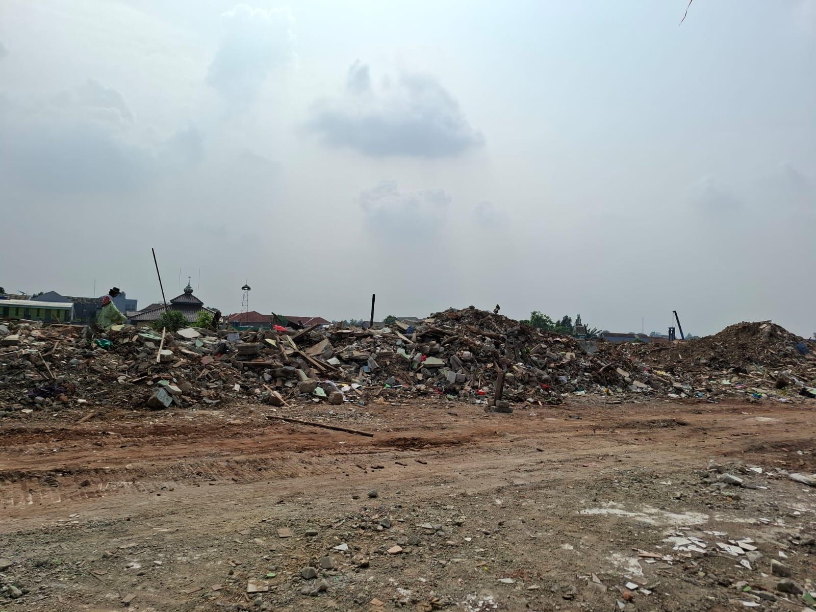 Bekas Asrama Yon Zikon 15 Digusur, Pemulung Beraksi